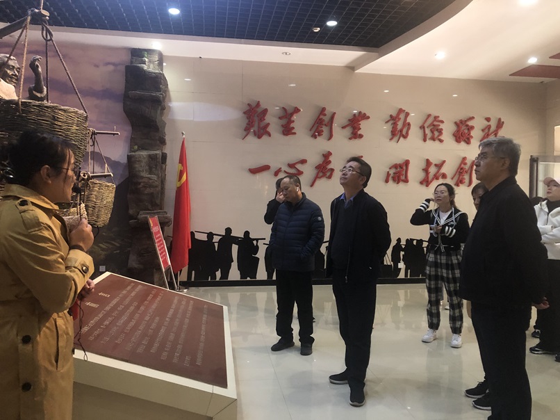 參觀扁擔(dān)精神紀(jì)念館.JPG